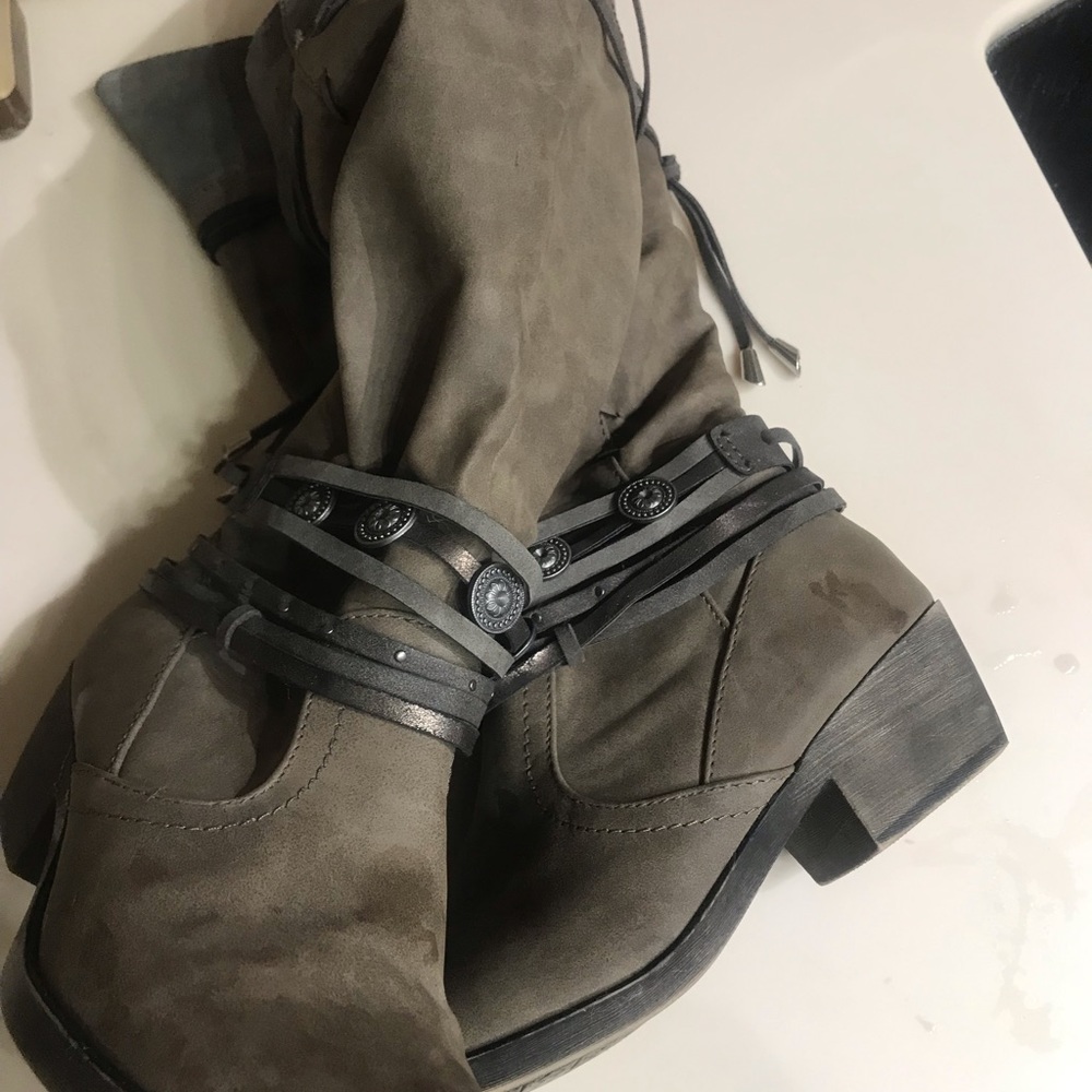 Scandinavian style boots, gray.